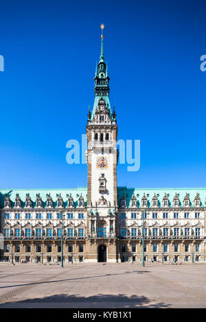 Full frontal et du point de vue droite tourné de l'hôtel de ville historique de Hambourg, Allemagne. Banque D'Images