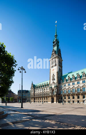 Vue droite tourné de l'hôtel de ville historique de Hambourg, Allemagne. Banque D'Images