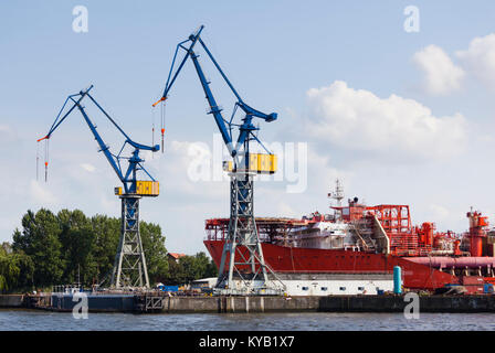 Un navire à un quai à Hambourg, Allemagne. Banque D'Images