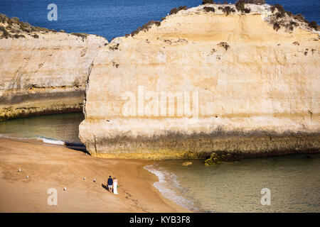 Formations rocheuses près de la plage, les mouettes et les nouveaux mariés au Portugal. Banque D'Images