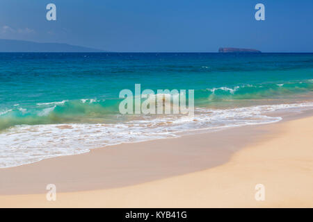 La plage Makena parfait à Maui, Hawaii. Les îles dans l'arrière-plan sont Molokini à droite et Kahoolawe. Banque D'Images