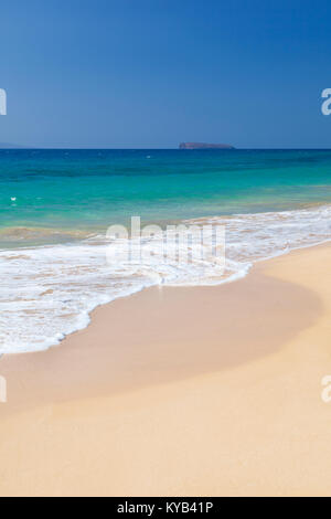 La plage Makena parfait à Maui, Hawaii. L'île dans l'arrière-plan est Molokini. Banque D'Images