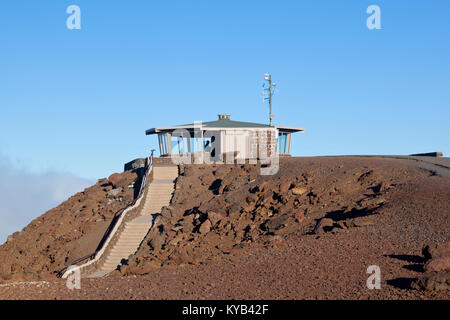 La chambre sur le dessus de l'Haleakala sur Maui, Hawaii. Le point d'observation est protégé du vent extrême par le bâtiment. Banque D'Images