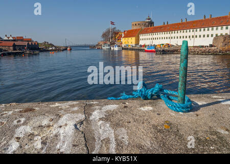 Bollard en nylon avec ligne de mouillage dans le port entre Christiansø et Frederiksø, Ertholmene, Bornholm, Danemark Banque D'Images