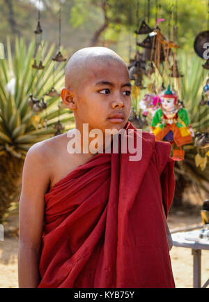 Bagan, Myanmar - Feb 17, 2016. Un novice debout à l'ancienne temple bouddhiste à Bagan, Myanmar. Le bouddhisme au Myanmar est principalement de la t Theravada Banque D'Images