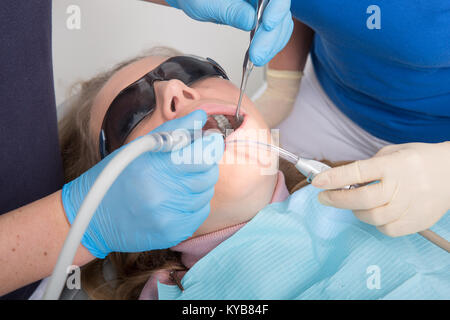 Dentiste de guérison d'une patiente. Bureau de dentiste. Banque D'Images
