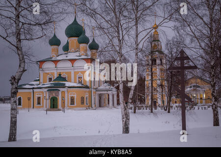 Vue d'hiver de la cathédrale de la Transfiguration et le clocher du Kremlin d'Ouglitch, ville Yaroslavl Region, Russie Banque D'Images