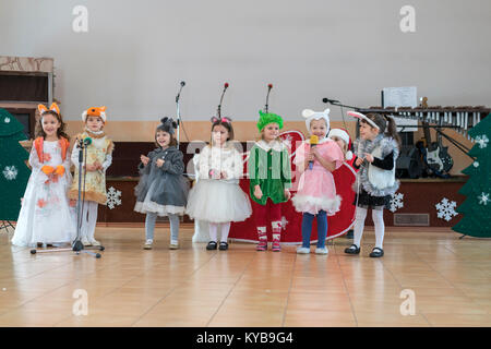 Kiev, Ukraine, le 12 décembre 2017, les enfants de la maternelle jusqu'en costumes de carnaval Banque D'Images