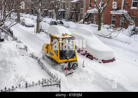 Montréal, Canada - 13 janvier 2018 : un chasse-neige est déblayer la neige du trottoir Banque D'Images