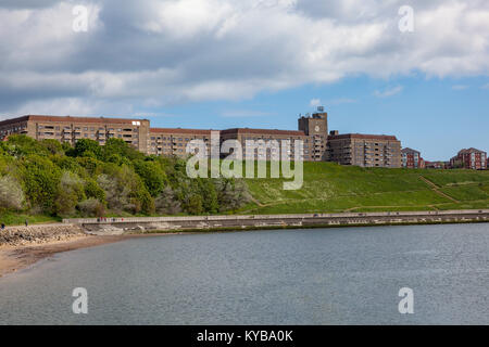 Le Knott Memorial Appartements à Tynemouth vue sur le poisson Quay, North Sheilds, donnent sur la rivière Tyne, Tyne and Wear, Royaume-Uni Banque D'Images