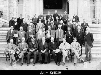 Photographie de 1900 montrant des membres de l'Assemblée législative de la Colombie-Britannique, capturant les personnalités politiques impliquées dans la gouvernance provinciale. Banque D'Images
