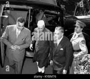 Nasser d'assister à un dîner de travail à l'ambassade de l'Inde au Caire en l'honneur du Premier Ministre indien Jawaharlal Nehru (02) Banque D'Images