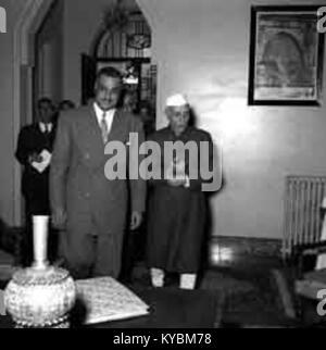 Nasser d'assister à un dîner de travail à l'ambassade de l'Inde au Caire en l'honneur du Premier Ministre indien Jawaharlal Nehru (04) Banque D'Images