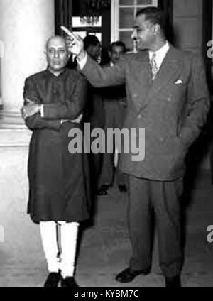 Nasser d'assister à un dîner de travail à l'ambassade de l'Inde au Caire en l'honneur du Premier Ministre indien Jawaharlal Nehru (08) Banque D'Images