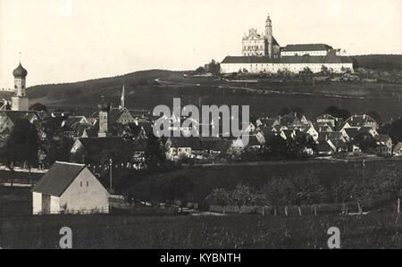 Une photographie des années 1920 de l'abbaye de Neresheim en Allemagne, représentant le complexe du monastère de style baroque et sa ville environnante, un site important du patrimoine religieux et architectural. Banque D'Images