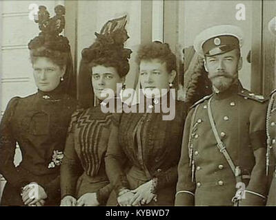 Ce portrait officiel de 1899 représente le tsar Nicolas II, Tsarine Alexandra Feodorovna et leurs filles, les grandes-duchesses, capturant la famille impériale russe pendant leur règne. Banque D'Images