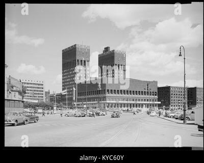 Une photographie de l'hôtel de ville d'Oslo, en Norvège, monument architectural achevé en 1950, connu pour son design fonctionnaliste, sa façade en briques rouges et son rôle de lieu de la cérémonie du prix Nobel de la paix. Banque D'Images