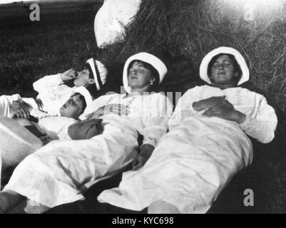 Une photographie de 1916 d'OTMA, les filles du tsar Nicolas II de Russie, reposant dans une botte de foin. L'image dépeint un moment personnel dans la vie des sœurs Romanov à la fin de la période impériale. Banque D'Images