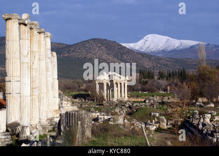 Ruines du vieux temple à Aphrodisias et montagne Banque D'Images