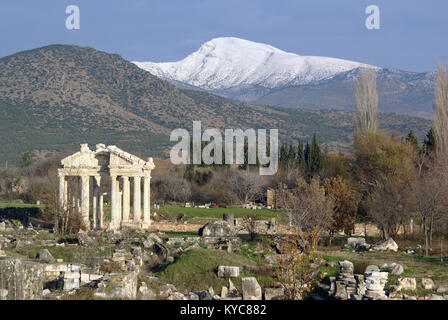 Ruines d'Aphrodisias et la neige, la montagne. La Turquie Banque D'Images