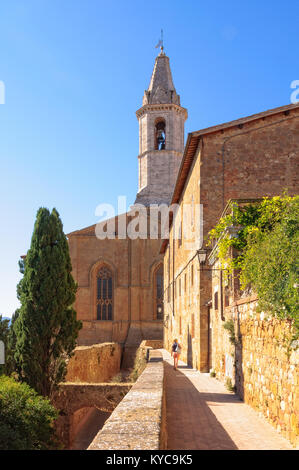 Promenade le long des murs de la ville de Pienza, Toscane, Italie Banque D'Images