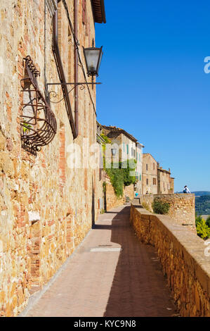 Promenade le long des murs de la ville de Pienza, Toscane, Italie Banque D'Images