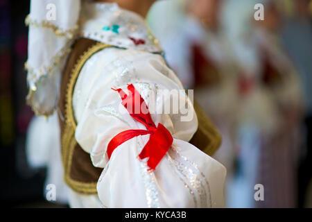 Une jeune fille porte le costume ethnique serbe traditionnel Banque D'Images