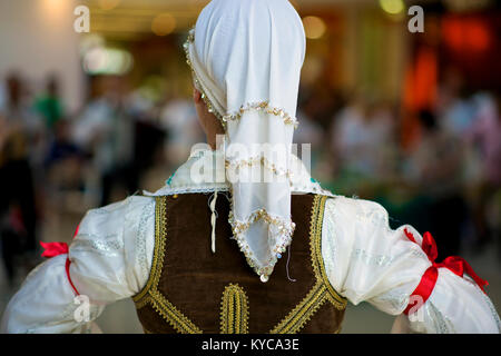 Une jeune fille porte le costume ethnique serbe traditionnel Banque D'Images