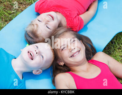 Close-up of cheerful les enfants à l'extérieur Banque D'Images