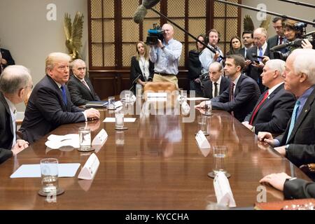 Le Président américain Donald Trump, gauche, au cours d'une réunion sur l'immigration avec les membres du Congrès républicain dans la Roosevelt Room de la Maison Blanche le 4 janvier 2018 à Washington, DC. Assis avec le président de gauche à droite sont : le sénateur Chuck Grassley, Président Donald Trump, Conseiller principal Stephen Miller, M. Thom Tillis, le sénateur Tom Cotton, vice-président Mike Pence et le sénateur John Cornyn. Banque D'Images