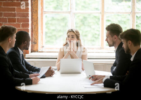 Friendly patronne holding office corporate meeting avec divers collègues, chef exécutif de la femme d'information avec des partenaires ou de l'équipe masculine discuter Banque D'Images
