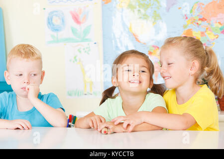 Trois enfants d'âge préscolaire dans la salle de classe Banque D'Images