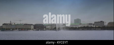 Vue panoramique du célèbre lac Inner Alster (Binnenalster) en pleine tempête nuages sur la ville moderne en Hambourg, Allemagne Banque D'Images