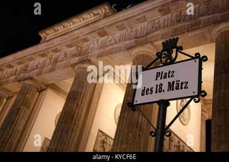 Platz des 18. Marz signe et porte de Brandebourg de nuit à Berlin, Allemagne Banque D'Images