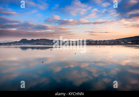 Vue depuis l'autre côté de la rivière Conwy à Deganwy avec Fluffy Clouds reflète dans l'eau Banque D'Images