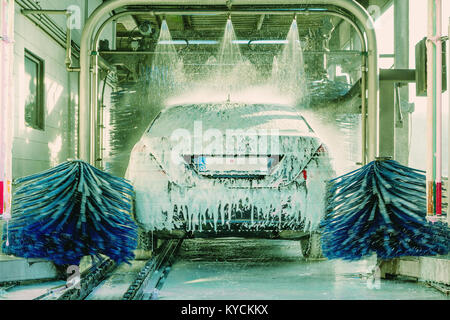 Vue détaillée du lavage de voiture, lavage de voiture, l'eau mousse de lavage automatique en action Banque D'Images