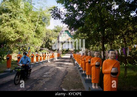 Rangée de moine bouddhiste Temple statues au Cambodge Siem reap Banque D'Images