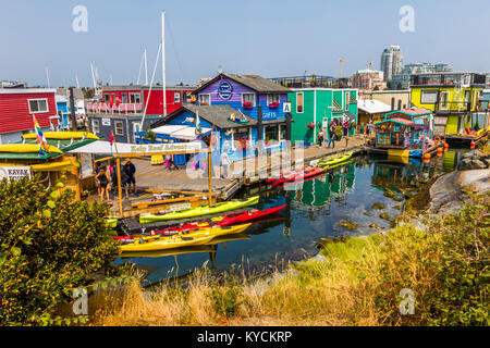 Fisherman's Wharf de Victoria Canada une attraction touristique avec des kiosques de nourriture, de boutiques uniques et de maisons flottantes ou houseboats Banque D'Images