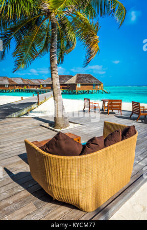 Bar de plage sur un Holiday Island resort aux Maldives, l'Océan Indien Banque D'Images