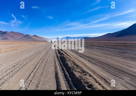 Sentiers de la voiture au milieu du désert. route du désert dans les montagnes de l'Altiplano Uyuni Banque D'Images