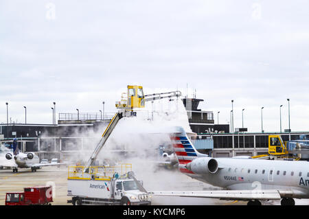 Haut de la grue à dégivrer la queue d'avion dans l'aéroport O'Hare à Chicago Illinois USA 1 - 12 - 2018 Banque D'Images