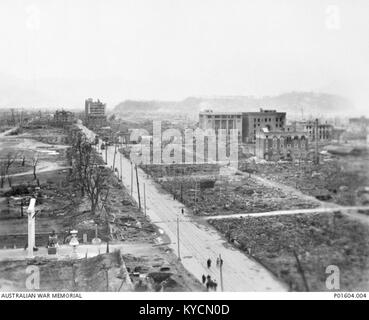 La photographie prise peu après le 6 août 1945 montre la ville d'Hiroshima en ruines suite à l'explosion d'une bombe atomique par un bombardier B-29 américain, révélant la destruction massive de bâtiments, de rues et d'infrastructures, marquant l'un des moments les plus dévastateurs de la IIe Guerre mondiale Banque D'Images