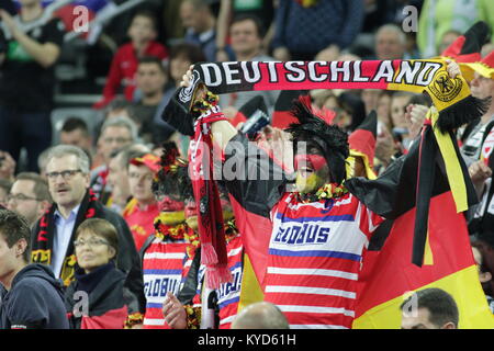 Zagreb, Croatie. 13 janvier, 2018. Championnats d'Europe de handball masculin en EHF EURO 2018, Groupe C match Allemagne - Monténégro 32:19. Ventilateur allemande célébrant la victoire. Credit : Dario Vuksanovic/Alamy Live News Banque D'Images