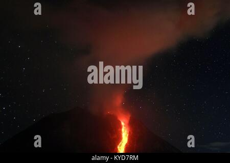 Karo, Nord de Sumatra, en Indonésie. 14Th Jan, 2018. Les coulées de lave que le mont Sinabung volcan crache de cendres volcaniques rougeâtres à Karo, Nord de Sumatra le 14 janvier 2018 au début. Le mont Sinabung rugissait retour à la vie en 2010 pour la première fois en 400 ans, après une période d'inactivité il a éclaté une fois de plus en 2013, et est demeurée très active depuis. Crédit : Ivan Damanik/ZUMA/Alamy Fil Live News Banque D'Images