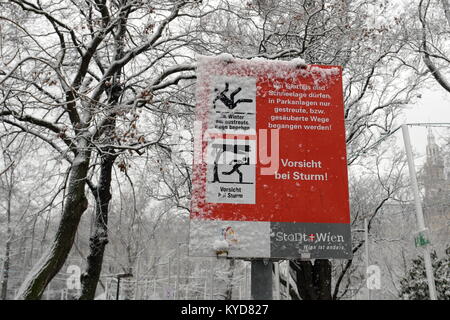 Vienne, Autriche. 14 janvier, 2018. Neige à Vienne. L'image montre un panneau pointant vers le danger en cas de chute de neige. Credit : Franz Perc / Alamy Live News Banque D'Images