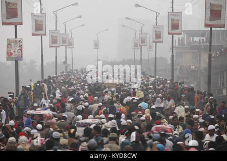 Tongi, au Bangladesh. 14Th Jan, 2018. Les dévots musulmans du Bangladesh retour à la maison après avoir assisté à la dernière journée d'une congrégation islamique de trois jours sur les rives de la rivière Turag à Tongi, près de Dhaka, Bangladesh. La première phase de Biswa Ijtema Akheri Munajat s'achève aujourd'hui avec, ou la prière finale, et musulmans dévots de partout au monde ont participé à la deuxième assemblée mondiale des musulmans. Credit : Suvra Kanti Das/ZUMA/Alamy Fil Live News Banque D'Images