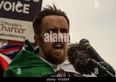 Cardiff, Glamorgan du Sud, Royaume-Uni. 13 Jan, 2018. M. Luc Nash-Jones membre du groupe font à nouveau la Grande-Bretagne Grande parle comme d'autres membres du groupe se sont rassemblés devant l'Assemblée nationale du Pays de Galles à Cardiff du bâtiment. Ils s'attendaient à être rejoint par le chef de l'UKIP Galles Neil Hamilton et Gareth Bennett suis qui devaient prendre la parole, mais ils ne s'est pas présenté à l'événement à l'appui de Brexit. Au lieu de cela, ils ont été accueillis par une contre-manifestation d'une centaine de personnes organisé par Stand Up au racisme au pays de Galles. Crédit : Jim Wood/SOPA/ZUMA/Alamy Fil Live News Banque D'Images