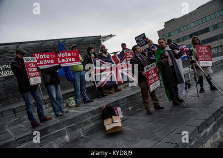 Cardiff, Glamorgan du Sud, Royaume-Uni. 13 Jan, 2018. Un petit nombre de membres du groupe font une grande bretagne se sont réunis à l'extérieur de nouveau l'Assemblée nationale du Pays de Galles à Cardiff du bâtiment. Ils s'attendaient à être rejoint par le chef de l'UKIP Galles Neil Hamilton et Gareth Bennett suis qui devaient prendre la parole, mais ils ne s'est pas présenté à l'événement à l'appui de Brexit. Au lieu de cela, ils ont été accueillis par une contre-manifestation d'une centaine de personnes organisé par Stand Up au racisme au pays de Galles. Crédit : Jim Wood/SOPA/ZUMA/Alamy Fil Live News Banque D'Images