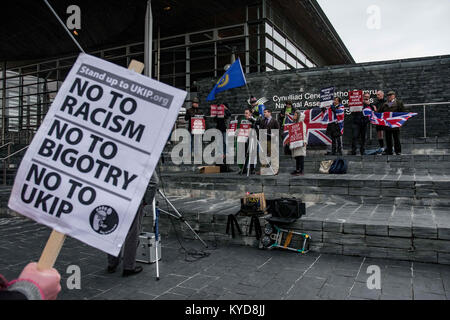 Cardiff, Glamorgan du Sud, Royaume-Uni. 13 Jan, 2018. Un petit nombre de membres du groupe font une grande bretagne se sont réunis à l'extérieur de nouveau l'Assemblée nationale du Pays de Galles à Cardiff du bâtiment. Ils s'attendaient à être rejoint par le chef de l'UKIP Galles Neil Hamilton et Gareth Bennett suis qui devaient prendre la parole, mais ils ne s'est pas présenté à l'événement à l'appui de Brexit. Au lieu de cela, ils ont été accueillis par une contre-manifestation d'une centaine de personnes organisé par Stand Up au racisme au pays de Galles. Crédit : Jim Wood/SOPA/ZUMA/Alamy Fil Live News Banque D'Images