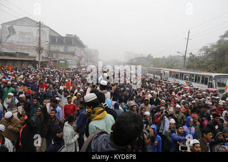 Tongi, au Bangladesh. 14Th Jan, 2018. Les dévots musulmans du Bangladesh retour à la maison après avoir assisté à la dernière journée d'une congrégation islamique de trois jours sur les rives de la rivière Turag à Tongi, près de Dhaka, Bangladesh. La première phase de Biswa Ijtema Akheri Munajat s'achève aujourd'hui avec, ou la prière finale, et musulmans dévots de partout au monde ont participé à la deuxième assemblée mondiale des musulmans. Credit : Suvra Kanti Das/ZUMA/Alamy Fil Live News Banque D'Images